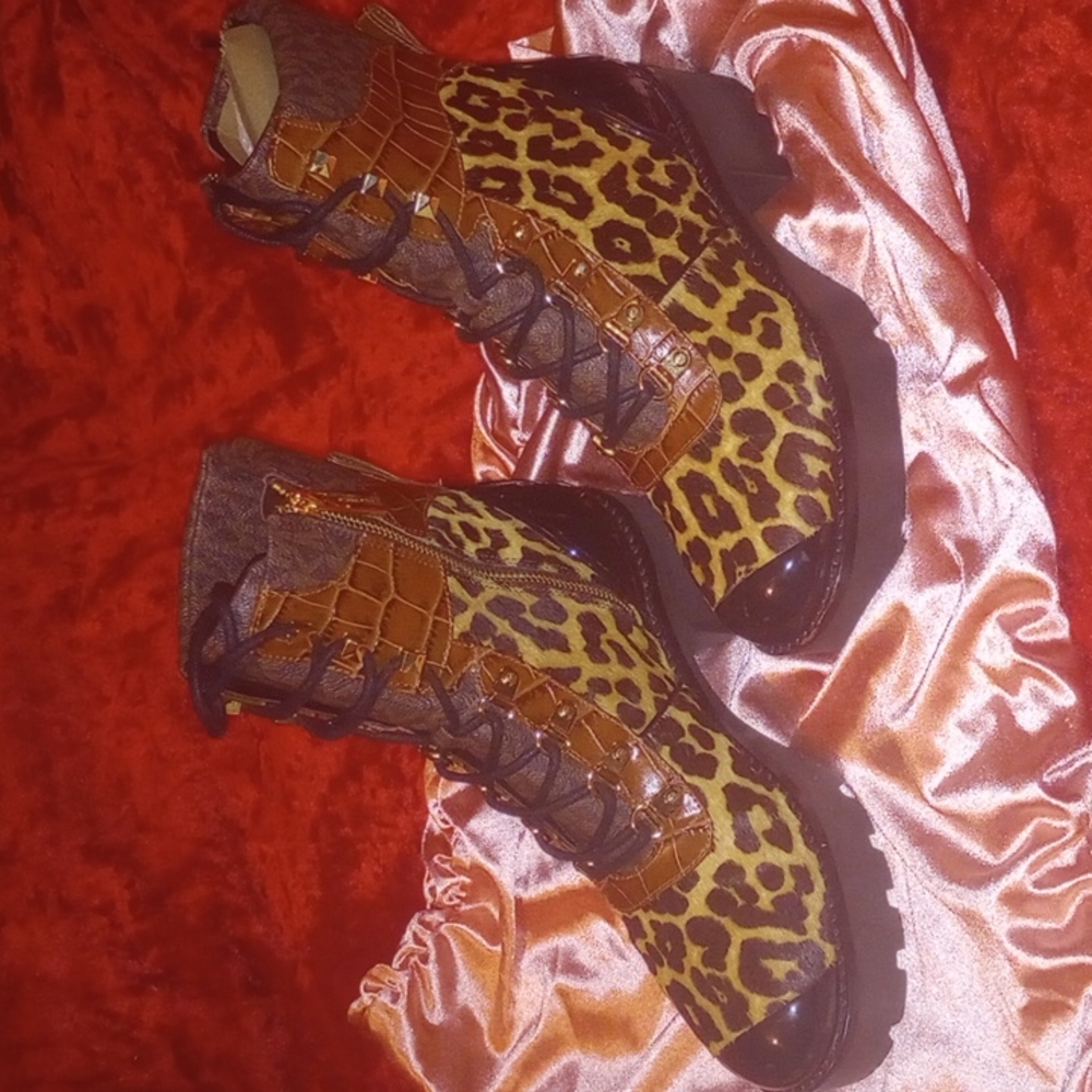 Micheal Kors cheetah/ Cow Fur (New) - Picture 7 of 9